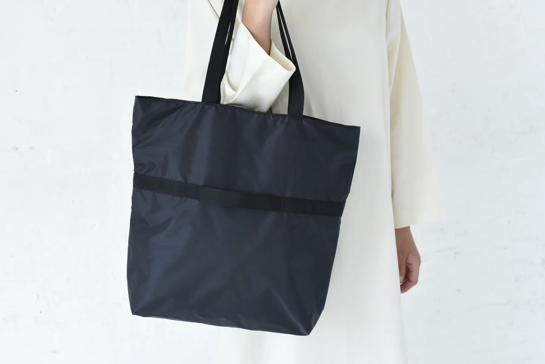 8.6.4 Design 2-way Nylon Tote Black